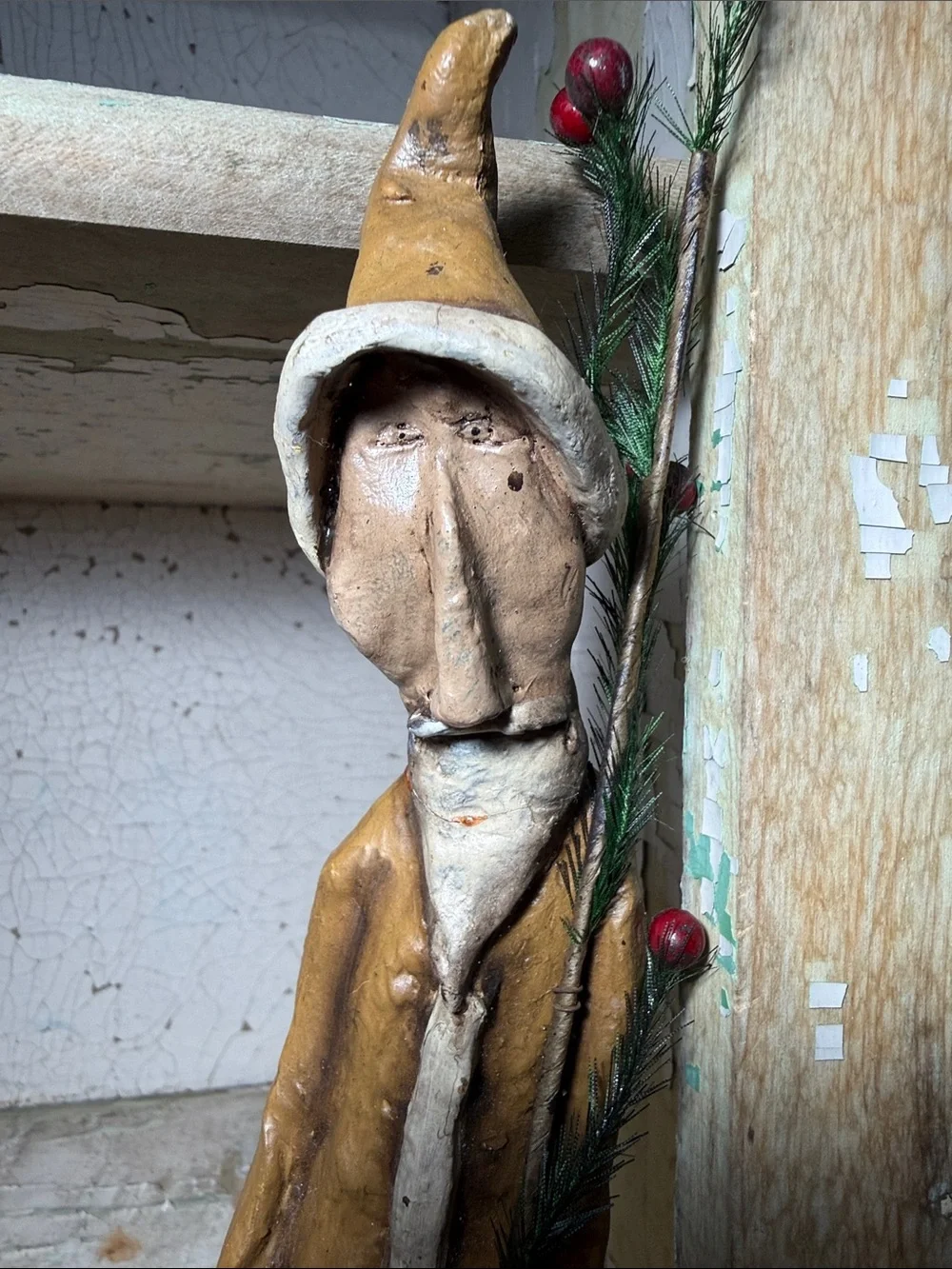 🎅 Vintage Rustic Tan Santa, Feather Tree w/Red Berries